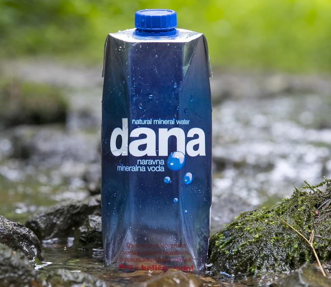 Naravna mineralna voda Dana je prva slovenska voda, katere kakovost redno preverjajo z biološkimi testi, ki zagotavljajo varnost za zdravje (testi Allium). Polni se iz izvira Dana na Mirni.  | Foto: 