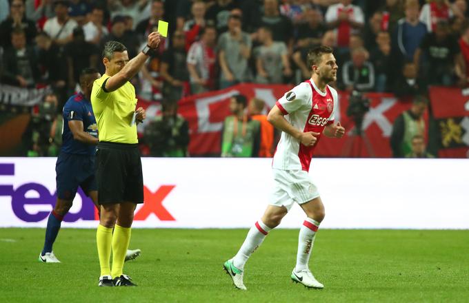 Damir Skomina je v finalu podelil šest rumenih kartonov, po tri na vsaki strani. Na tej fotografiji je kaznoval nogometaša Ajaxa Joela Veltmana. | Foto: Reuters