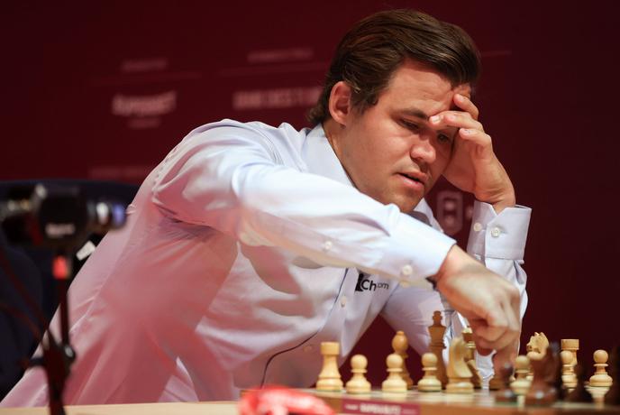 Magnus Carlsen proti 143.000 igralcem remiziral