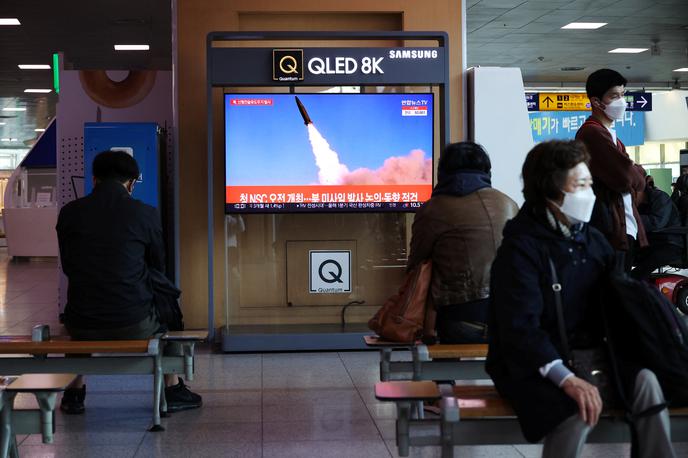 Severna Koreja nov e taktične rakete 17042022 | Nova izstrelitev raket se dogaja ob koncu 12-dnevne pomorske vojaške vaje Južne Koreje in ZDA ter tik pred ponedeljkovim začetkom letalskih vaj, v katerih bo sodelovalo več kot 200 ameriških in južnokorejskih bojnih letal. Vojaškim vajam ostro nasprotuje Pjongjang, ki takšne manevre razume kot vaje za invazijo. | Foto Reuters