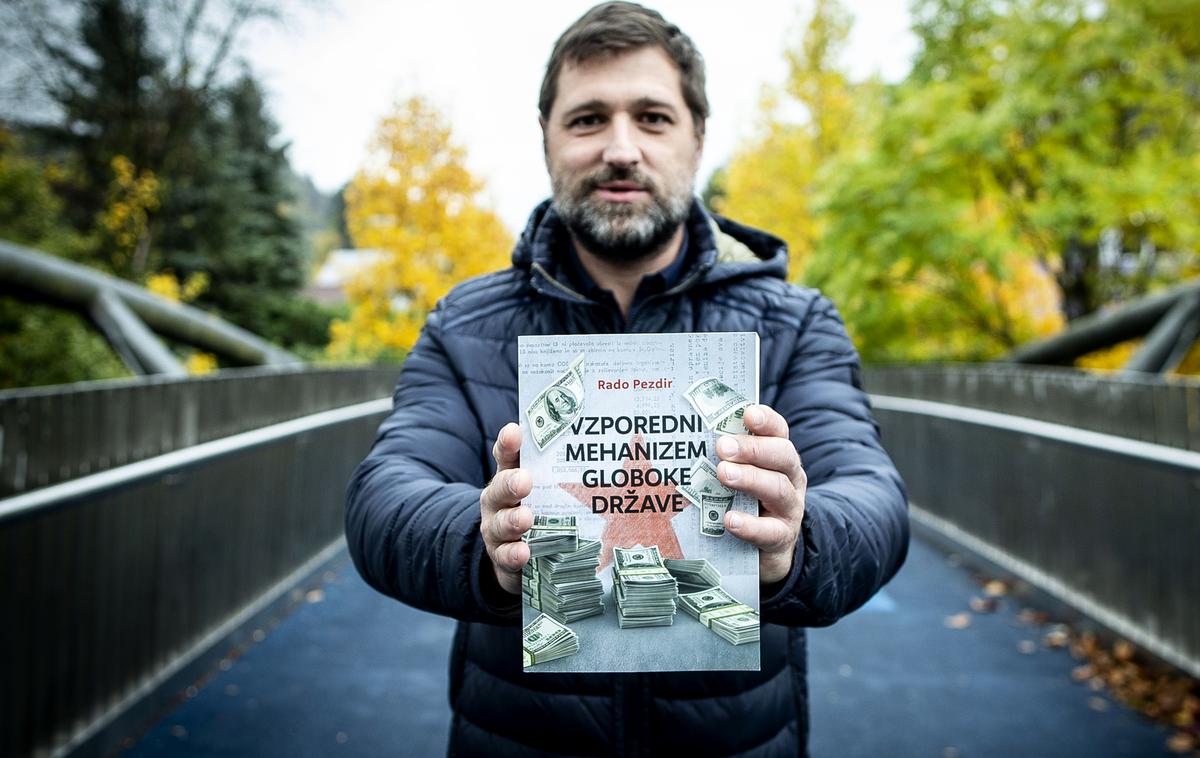 Rado Pezdir | Rado Pezdir s svojo knjigo Vzporedni mehanizem globoke države | Foto Ana Kovač