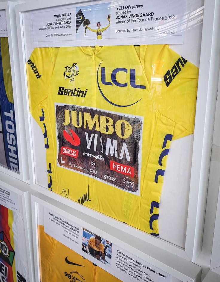 Rumena majica zmagovalca Toura 2022 Jonasa Vingegaarda. | Foto: Alenka Teran Košir