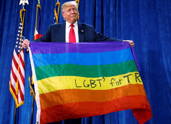 Donald Trump na shodu v Koloradu z zastavo z napisom LGBT za Trumpa. | Foto: Reuters