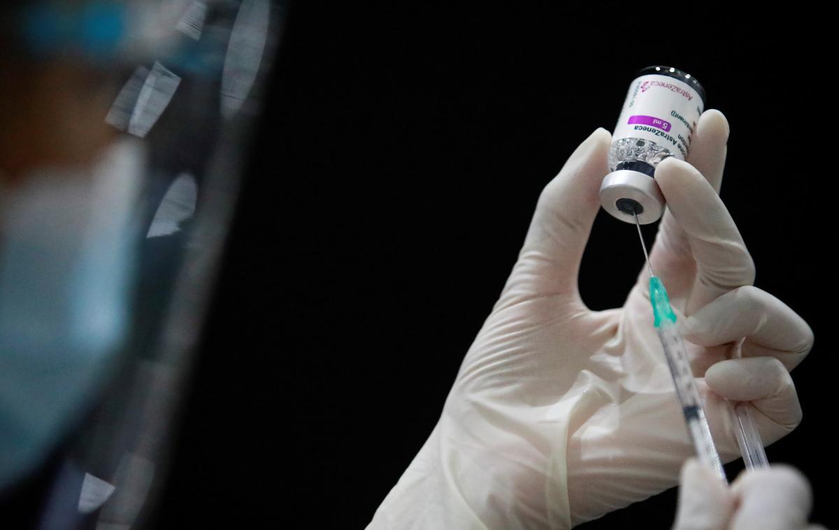 Cepljenje, cepivo, AstraZeneca | Po besedah Romana Jerale tretji odmerek cepiva dvigne nivo protiteles na precej višjo raven. | Foto Reuters