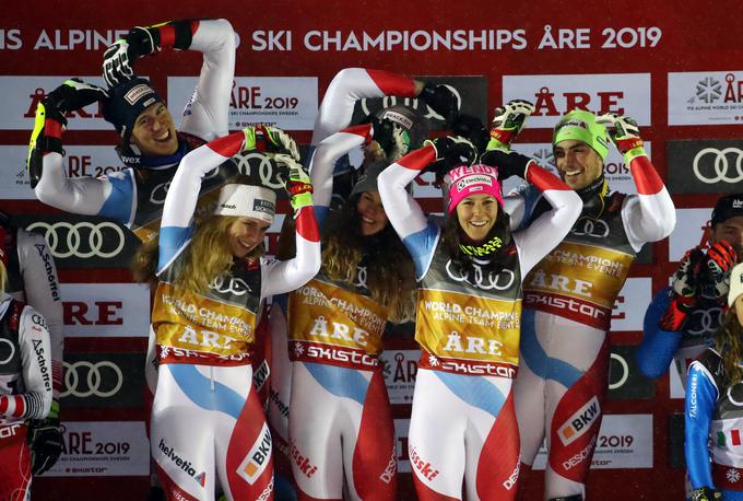 ... in se zasluženo veselili zlate medalje. | Foto: Reuters