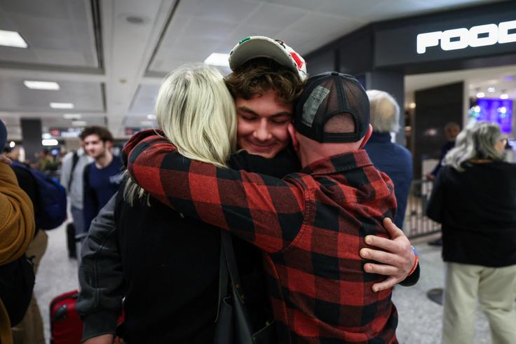 Na mednarodno letališče Dulles v Virginiji so se iz Abu Dabija vrnili tudi ameriški državljani.  | Foto: Reuters