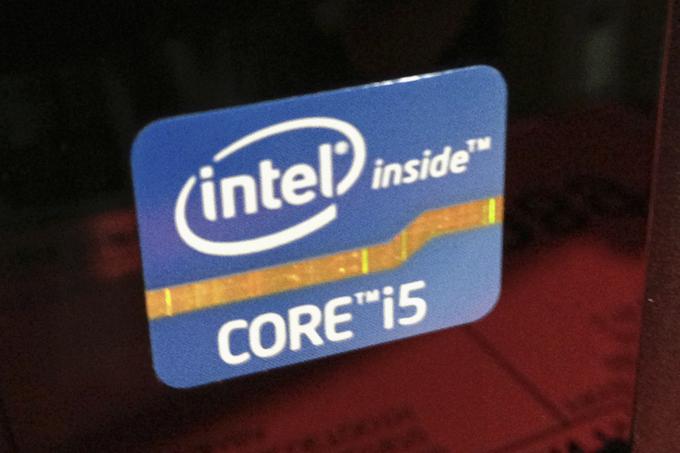 Za udobno (in ne predrago) poganjanje iger v ločljivosti Full HD v povezavi s solidno grafično kartico je odlična izbira procesor iz družine Intel Core i5 (na fotografiji). Kar dobri cenejši opciji sta šestjedrnik AMD FX-6300 in štirijedrnik AMD A10. | Foto: 
