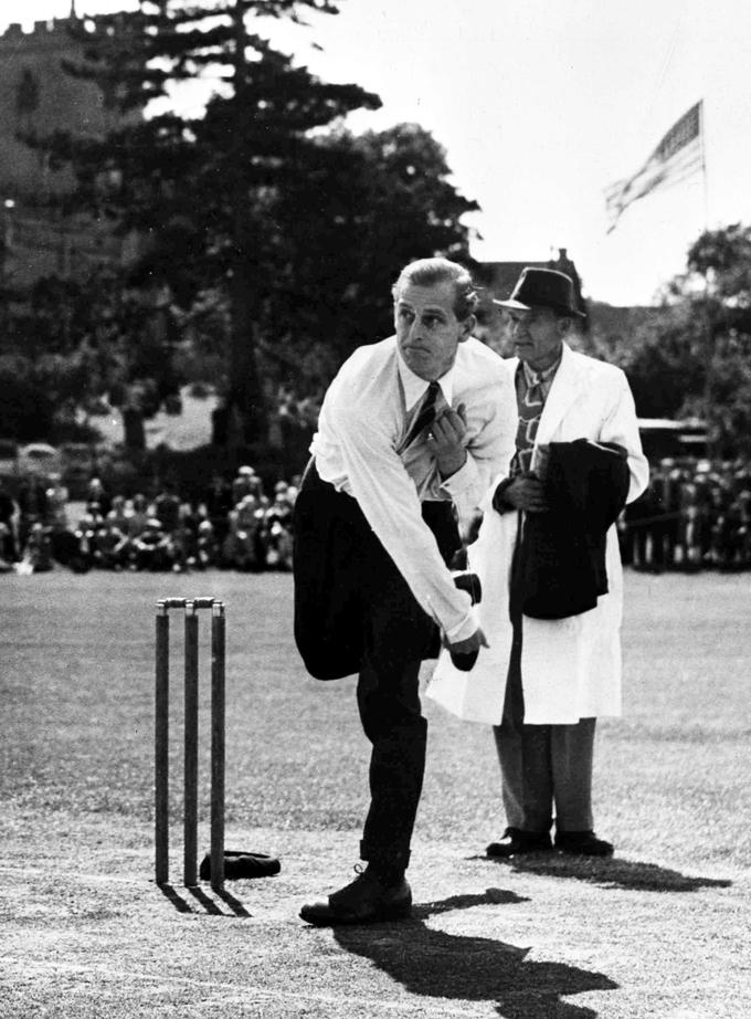 Princ Filip je z metom žogice za kriket leta 1949 odprl nov rekreacijski center v Oxfordshiru.  | Foto: Guliverimage/Vladimir Fedorenko