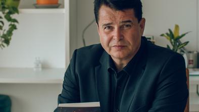 V kriminalnem romanu razgaljeno slovensko zakulisje pohlepa