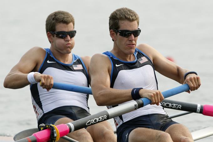 Ob podjetništvu je brata ves čas zanimalo tudi veslanje. Tekmovala sta za obe univerzi, leta 2008 pa v dvojcu nastopila tudi na olimpijskih igrah v Pekingu, se uvrstila v finale in končala na šestem mestu. | Foto: Reuters