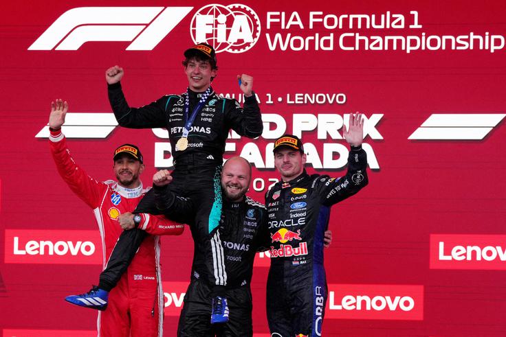 Lewis Hamilton je proslavljal drugo mesto s svojim naslednikom pri Mercedesu, Kimijem Antonellijem. | Foto: Reuters