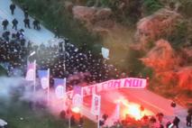 navijači na poti na stadion