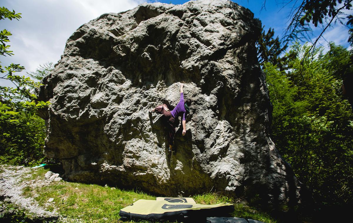 Mia Krampl | Slovenska plezalka Mia Krampl je obdobje najhujše karantene po spletu naključij preživela v Tokiu, zadnji mesec pa jo spet lahko najdete v slovenskih stenah. Fotograf Grega Valančič se ji je pridružil na treningu na atraktivnem balvanu pod Zelenico.  | Foto Grega Valančič/Sportida