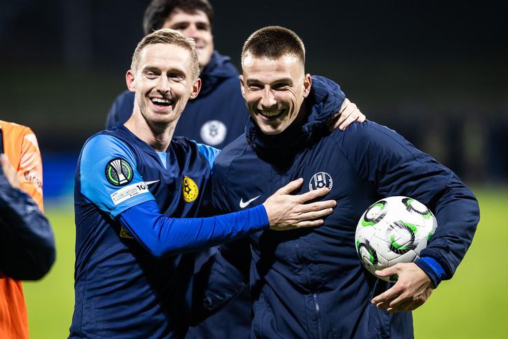 Kapetan Žan Karničnik in trikratni strelec Franko Kovačević, ki je po hat-tricku za nagrado prejel žogo. | Foto: Jure Banfi