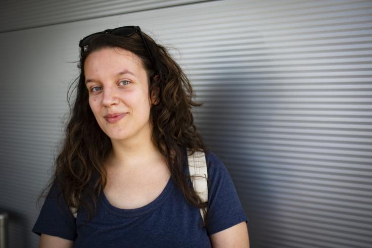 "V veliki meri kupujemo, česar ne potrebujemo," pravi Martina Drobne, ki se je odločila za eno leto brez zapravljanja. Pravi, da odkar manj kupuje, čuti veliko olajšanje. | Foto: Bojan Puhek