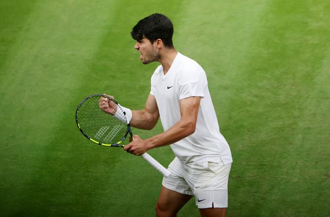 Carlos Alcaraz je na dobri poti, da ubrani wimbledonsko lovoriko. | Foto: Reuters