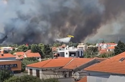V Zadru izbruhnil velik požar, gasijo ga štirje kanaderji
