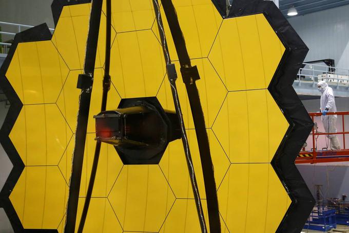 Vesoljski teleskop James Webb bo eden najdražjih znanstvenih projektov vseh časov. Ocenjeni stroški razvoja in transporta enega najnatančnejših instrumentov, kar smo jih naredili ljudje, znašajo okoli 8,8 milijarde ameriških dolarjev (7,1 milijarde evrov). Ko so JWST začeli načrtovati, so pri Nasi ocenili, da bo ameriške davkoplačevalce stal približno 18-krat manj.  | Foto: Reuters