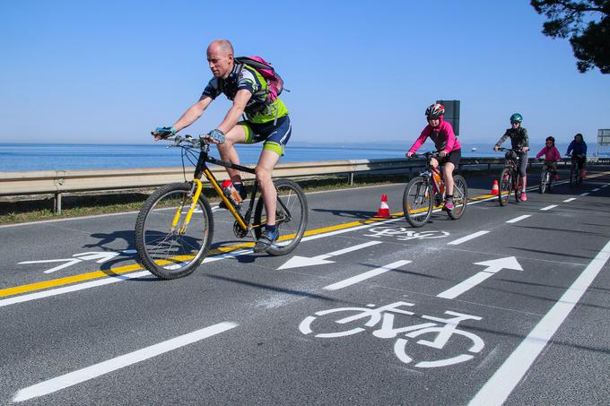 Na večjem delu obalne ceste je promet za kolesarje urejen dvosmerno. | Foto: Tomaž Primožič/FPA