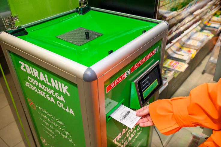 Odpadno jedilno olje lahko oddate v poseben zbiralnik v 2 trgovinah – v Grosupljem in Mariboru - in za to prejmete dobropis. | Foto: Spar