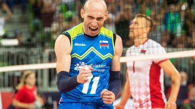 Kakšna predstava: srebrni junak razstrelil velikana