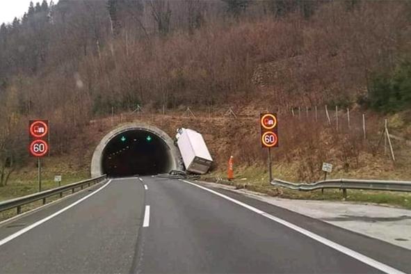 Štajerska avtocesta pred predorom Ločica proti Mariboru spet prevozna