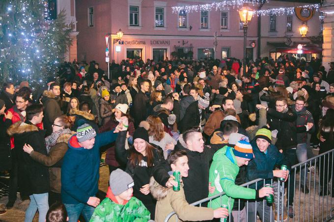Veselo vzdušje ob prehodu v novo leto v Kamniku.  | Foto: Klemen Brumec