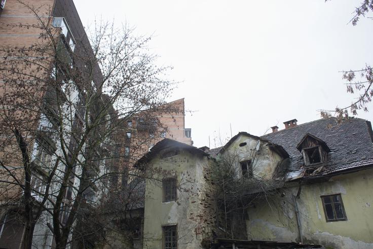 Zaradi majhne parcele tam ni mogoče zgraditi stanovanjskega bloka, temveč je primerna zgolj za eno- ali dvodružinsko hišo. | Foto: Matej Leskovšek