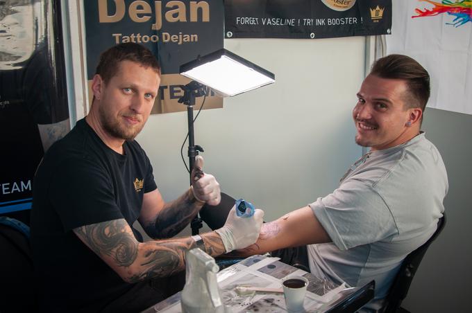 Dejan Marič je na prvem dnevu ponovno tetoviral Tima Koresa. | Foto: Gaja Hanuna