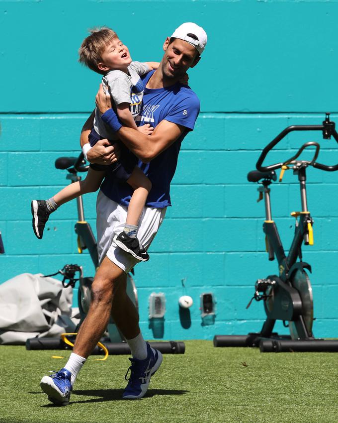 Novak Đoković s sinom Stefanom.  | Foto: Reuters