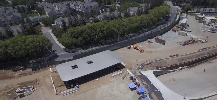 Apple Campus 2 je v neposredni bližini stanovanjske soseske. Stavba, ki je videti kot bencinska črpalka, pa bo vratarnica. | Foto: 