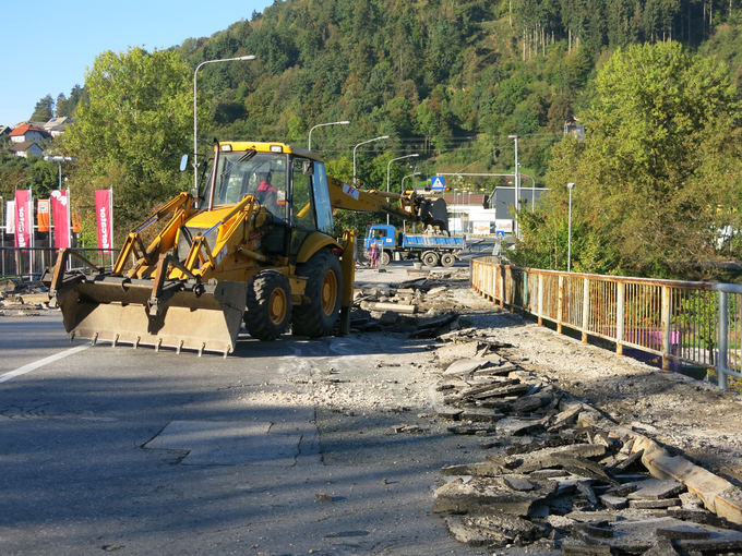 Kranjska zahodna obvoznica je od 24. septembra lani zaradi obnovitvenih del popolnoma zaprta za ves promet. | Foto: STA ,