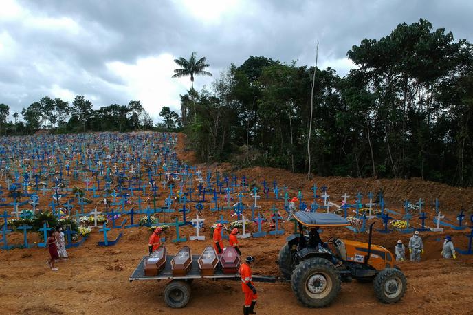 Brazilija | Pokopališče umrlih zaradi koronavirusa v mestu Manaus v Braziliji. #vŽivo | Foto Reuters
