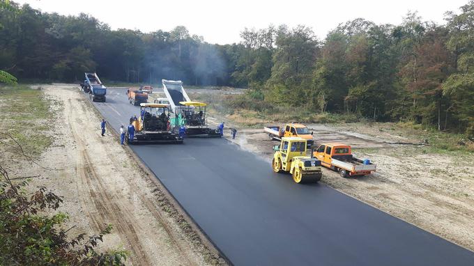 Tako so v Gaju prek zasebne pobude (Lema Racing) urejali novo asfaltno podlago. | Foto: Andrej Franko