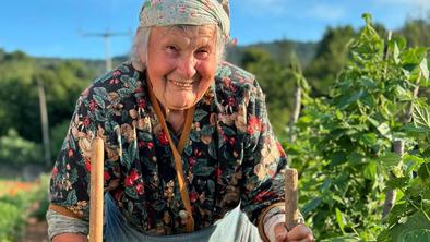 Posnetek 95-letne kmetice s Krasa čez noč preplavil splet
