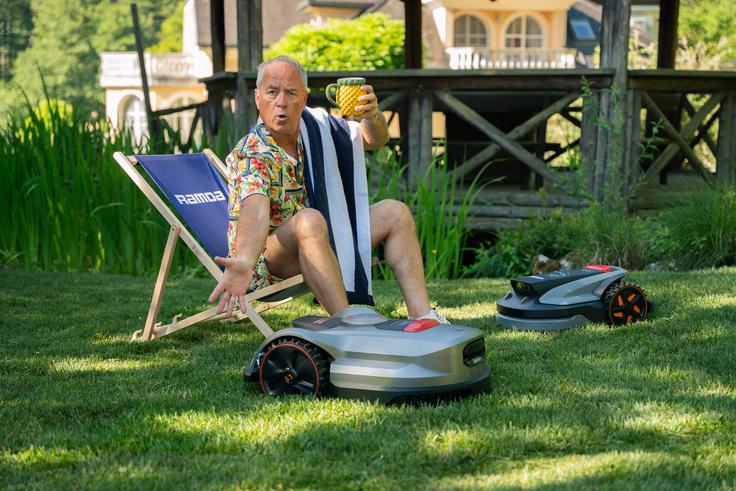 Robotska kosilnica Sunseeker Elite skrbi za brezhibno urejeno zelenico pri Viliju Resniku. | Foto: Eurogarden, Rotar, Ramda, Sunseeker Elite