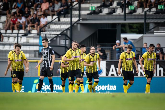 Prvaki po zelo klavrni predstavi ostajajo v spodnjem domu lestvice