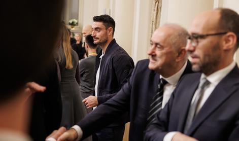 Predsednik NZS klepetal z Albertom Riero, Slovenija zastrigla z ušesi