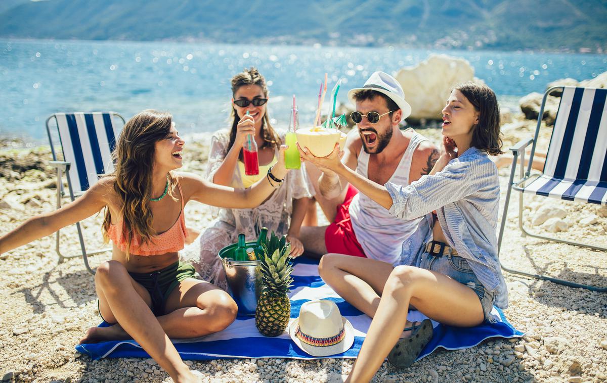 plaža, pijača, mladi, poletje, zabava | Foto Shutterstock