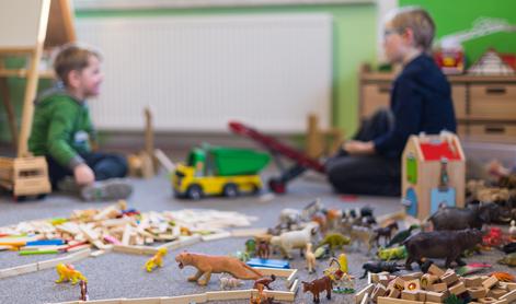 Aretirali vzgojiteljico zaradi suma pedofilije