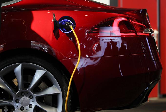 Tesla je z modelom S kot prva dokazala, da je električni avtomobil lahko nekaj oblikovalsko všečnega, da je lahko tudi avtomobil brez klasičnega motorja predmet poželenja in da si kupci dobro delujočih električnih avtomobilov zares želijo.  | Foto: Reuters
