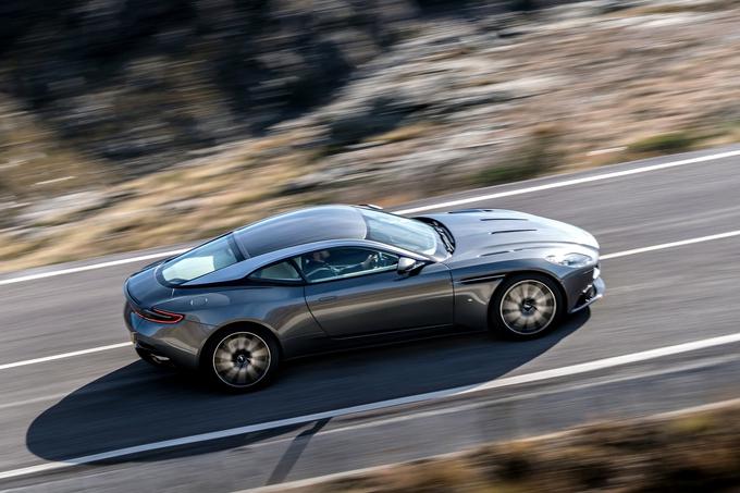 Aston martin DB11: V12, 5,2 litra twin-turbo motor s 608 "konji" (447 kilovatov) in 700 njutometrov navora. Do stotice se izstreli v 3,9 sekunde. | Foto: Aston Martin