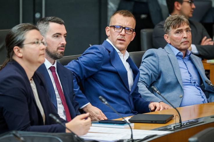 Lukič je dejal, da poslanca Mijiča (na fotografiji v sredini) zaradi spoštovanja volje ljudstva ne bodo pozvali k odstopu. | Foto: Daniel Novakovič/STA