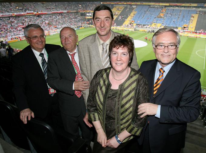 Na tekmi med Nemčijo in Poljsko na SP 2006 v Dortmundu sta bila zakonca Nivel gosta predsednika nemške krovne zveze Thea Zwanzigerja, nekdanjega predsednika Egidiusa Brauna in Horsta R. Schmidta, člana organizacijskega komiteja SP 2006.
 | Foto: Reuters