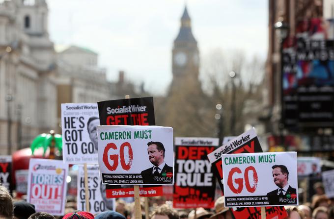 Protestniki v Londonu britanskega premierja pozivajo k odstopu.  | Foto: 