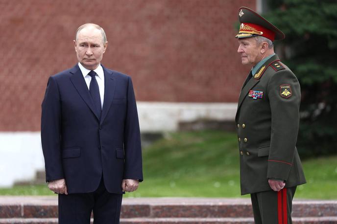 Vladimir Putin | Ruski predsednik Vladimir Putin danes svetovno politiko vidi kot igro z ničelno vsoto: če zmagajo drugi, izgubi on, in če izgubijo oni, zmaga on. Tako pravi ameriški diplomat Robert Joseph, ki se je večkrat srečal s Putinom. Na fotografiji: Putin in neki ruski častnik junija letos na spominski slovesnosti ob obletnici nemškega napada na Sovjetsko zvezo. | Foto Guliverimage