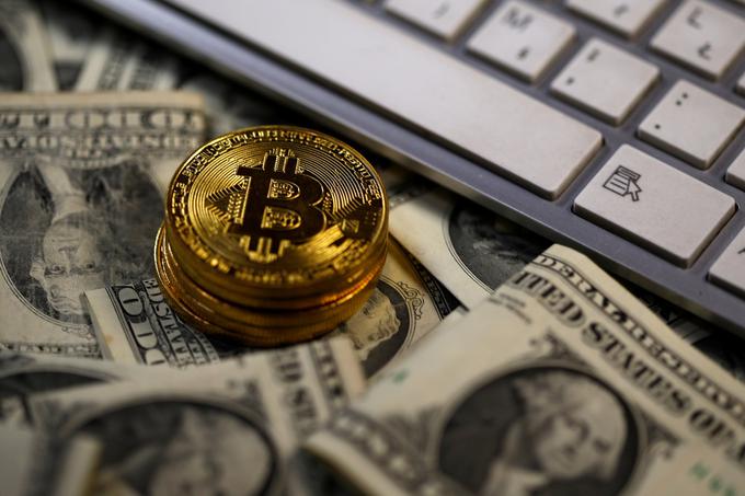 Bitcoin je že presegel magično mejo deset tisoč ameriških dolarjev. | Foto: Reuters