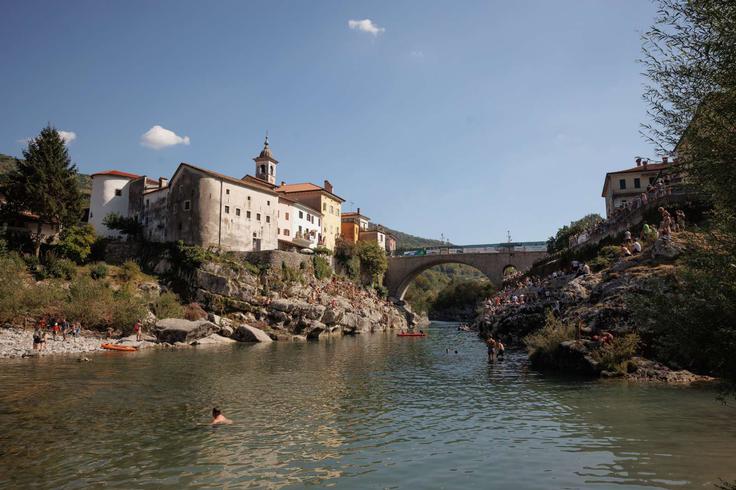Kanal ob Soči bo tudi letos prizorišče akrobatskih skokov z ikoničnega mostu, ki se pne čez smaragdno reko Sočo | Foto: Matic Prevc/STA