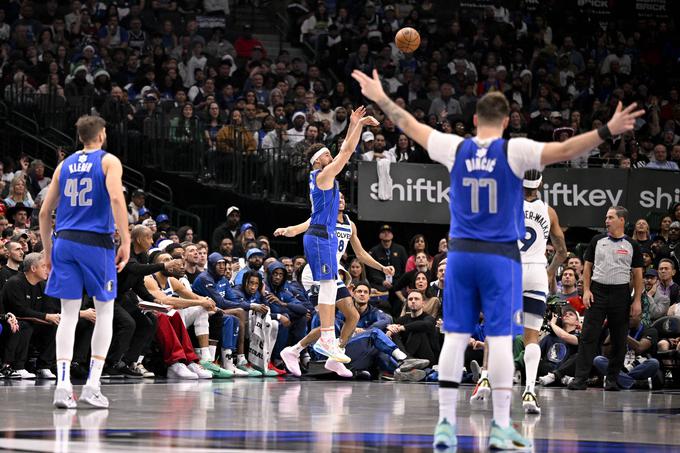 Klay Thompson je zdaj peti najboljši strelec trojk v zgodovini lige NBA. | Foto: Reuters