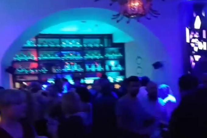 Gneča na plesišču enega od lokalov v Splitu. Posnetek je bil na družbenem omrežju Instagram objavljen v petek zvečer malo pred polnočjo. | Foto: Matic Tomšič / Posnetek zaslona